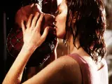 Aunque el beso de 'Spider-Man' (2002) es uno de los más icónicos, para Maguire fue una tortura: "Se me metía agua por la nariz. Y cuando Kirsten me quitó la máscara, también me impidió respirar", confesó.