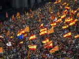 Con el lema 'Recuperem el seny', han marchado exhibiendo multitud de banderas espa&ntilde;olas, catalanas y europeas desde la plaza Urquinaona, pasando por la Via Laietana hasta la avenida Marqu&egrave;s de l'Argentera, donde se han pronunciado los discursos.