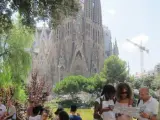Turistas ante la Sagrada Familia.