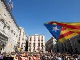 Cientos de personas se manifiestan en el centro de Barcelona contra el 155 y por la independencia de Catalu&ntilde;a.