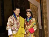 Rey de Bután de 37 años. Llegó al poder en el año 2006 tras la abdicación de su padre y es muy popular en el país por la forma en la que ha mezclado la tradicional y lo moderno durante su reinado.