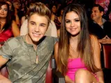 El cantante Justin Bieber y la actriz y cantante Selena Gómez, en los Teen Choice 2012, el 22 de julio de 2012 en el anfiteatro Gibson de California, EE UU.
