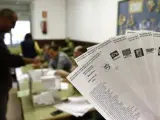 Imagen de archivo de papeletas durante las elecciones del 27 de septiembre de 2015.