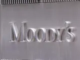 Fotografía de archivo del 13 de julio de 2011 donde se ve el cartel de la agencia calificadora Moody's en su oficina de Nueva York (EE UU).