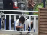 Un mujer china qued&oacute; atrapada por la cabeza cuando intentaba saltar una barandilla de separaci&oacute;n en una calle.