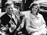 El presidente de EE UU John F. Kennedy y la primera dama, Jacqueline Kennedy, tras recibir al presidente de Túnez Habib Bourguiba en Washington DC, el 3 de mayo de 1961.