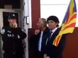 Un hombre disfrazado de Carles Puigdemont se presenta en una Comisar&iacute;a de la Polic&iacute;a en Tomelloso (Castilla-La Mancha). El tipo acudi&oacute; con una bandera independentista alegando que &quot;ya estaba harto de huir&quot; y que preferir&iacute;a que &quot;le detuviesen&quot;.