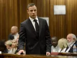 El atleta paralímpico sudafricano Oscar Pistorius entra en la sala del Tribunal Superior de Pretoria (Sudáfrica).