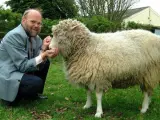 Foto cedida por el centro MRC (Centre for Regenerative Medicine) de la Universidad de Edimburgo en la que se ve a la oveja Dolly acariciada por su creador, el británico Ian Wilmut.