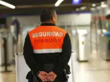 Un vigilante de seguridad de una empresa privada, en el metro de Madrid.