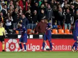 Messi y Luis Su&aacute;rez (dcha), protestando por el gol no concedido.