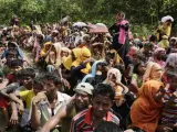 Refugiados rohinyás esperan para recibir suministros en una campamento temporal en Ukhiya, en Bangladesh.