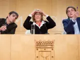 La alcaldesa de Madrid, Manuela Carmena,acompa&ntilde;ada por el edil de IU Jorge Garc&iacute;a Casta&ntilde;o (izq) y de la delegada de Equidad, Marta Higueras.