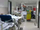 Pacientes atendidos en los pasillos como consecuencia de la saturaci&oacute;n de las Urgencias.