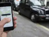 Un usuario maneja la aplicaci&oacute;n de Uber.