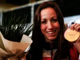 La nadadora Jessica Vall, posando con las medallas logradas en los Europeos de Copenhague.