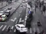 Un ni&ntilde;o momentos antes de ser atropellado por un coche en una calle de la ciudad china de Jinan.
