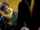 La exsecretaria primera de la Mesa del Parlament, Anna Simó, espera para depositar su voto en el colegio electoral Santa Marta de L'Hospitalet de Llobregat, con una bufanda de color amarillo y una paloma del mismo color, en apoyo de 'los Jordis' y Oriol Junqueras.