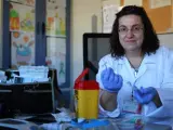 Arancha Alonso, enfermera del centro madrile&ntilde;o de salud Garc&iacute;a Noblejas, ense&ntilde;a los materiales susceptibles de pinchazo en su lugar de trabajo.