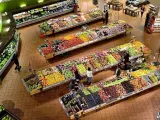 Zona de frutas y verduras de un gran supermercado.