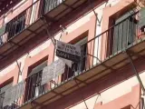 El cartel de "Se vende" en la fachada de un edificio de Córdoba.
