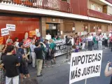 Vecinos intentan paralizar un desahucio en Ciudad Lineal (Madrid).