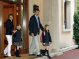 En la imagen, Don Felipe y doña Letizia salen de casa para llevar al colegio a las infantas Leonor y Sofía.