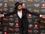 El cantante Miguel Conejo, Leiva, posa con sombrero en la alfombra roja de los Goya 2018.