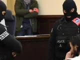 Agentes de policía enmascarados permanecen junto a Salah Abdeslam durante su juicio en Bruselas.