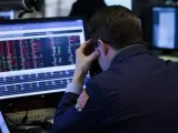 Corredores reaccionan durante el cierre de la Bolsa de Nueva York, tras las fuertes p&eacute;rdidas registradas por el Dow Jones.