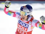 La esquiadora estadounidense Lindsey Vonn celebra tras ganar la claisificaci&oacute;n general de la prueba de supergigante femenina durante las finales de la Copa del Mundo en Meribel (Francia).