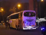 El autobús madridista ha sido escoltado por una marea humana durante su trayecto al estadio para disputar el duelo ante el PSG.