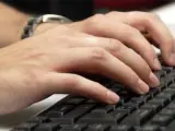 Una personas trabaja con un ordenador.