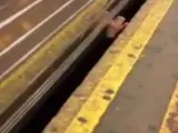 Imagen que muestra a un hombre atrapado bajo un metro, en una estaci&oacute;n de Nueva York.