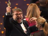 Guillermo del Toro levanta su Óscar a mejor director por la película La forma del agua.