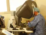 El doctor Richard Gast&oacute;n realiza una operaci&oacute;n de c&aacute;ncer de pr&oacute;stata con el robot Da Vinci.