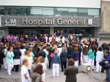 Trabajadores y pacientes se concentran en la puerta del Hospital de La Paz, en Madrid, durante la jornada de huelga feminista del 8 de marzo.