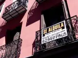 El cartel de "Se Alquila" en el balcón de un piso de Madrid.