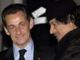 Nicolas Sarkozy, con Muamar Gadafi en el Palacio del Elíseo, en París, en diciembre de 2007.