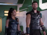 Tessa Thompson y Chris Hemsworth en una escena de 'Thor: Ragnarok'.