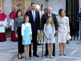 Los reyes Felipe y Letizia, sus hijas, la princesa Leonor y la infanta Sofía, y los reyes don Juan Carlos y doña Sofía asisten desde mediodía de hoy a la misa de Pascua en la Catedral de Mallorca.