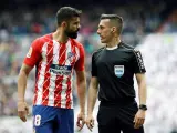 Diego Costa habla con el árbitro Xavier Estrada Fernández.