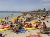 Turistas en la playa del Arenal