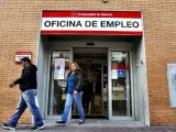 Un grupo de personas sale de una oficina de empleo en Madrid.