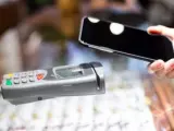 El pago con móvil se va popularizando con el paso del tiempo.