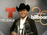 El cantante mexicano Christian Nodal posa con sus premios en la sala de prensa de los premios Billboard a la música latina.