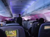 Una cabina de pasajeros de un vuelo comercial.