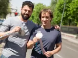 El deportista paral&iacute;mpico Jon Santacana y su gu&iacute;a, Miguel Galindo, en Madrid.