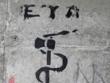 Graffiti con el logo de ETA cerca de Mendaro (Pa&iacute;s Vasco).