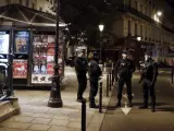 Policías franceses en el lugar donde un hombre de origen checheno atacó a varias personas en París.
